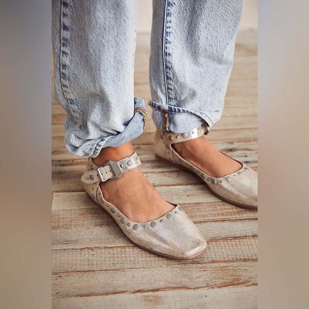 New Free People Champagne Leather MYSTIC Studded Mary Jane Ballet Flats Shoe 7.5 - Picture 1 of 9